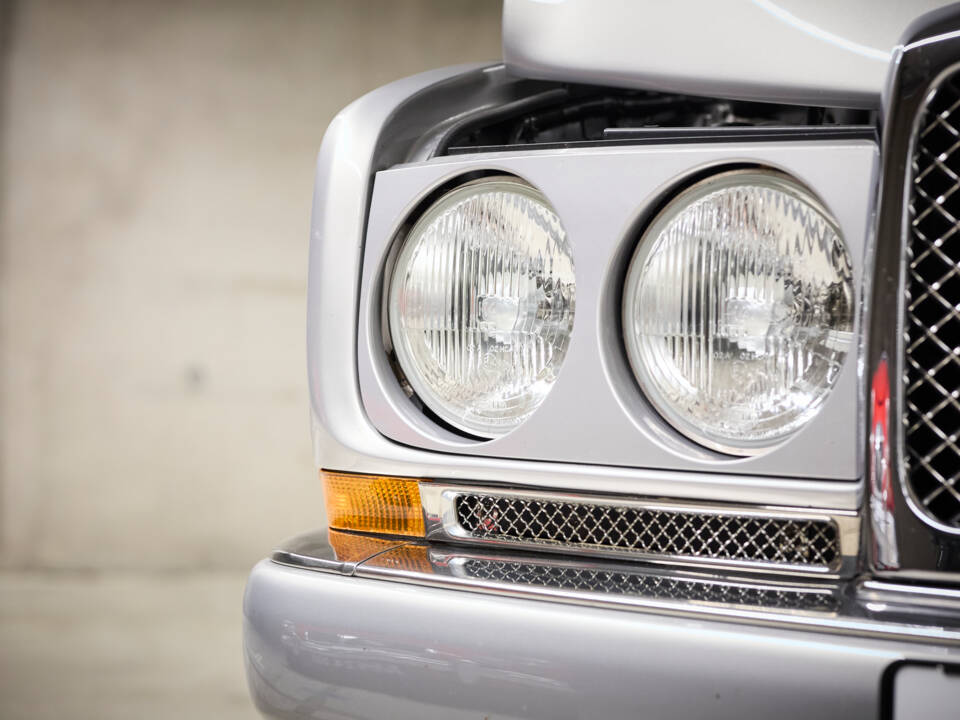 Image 17/77 of Bentley Azure (2001)