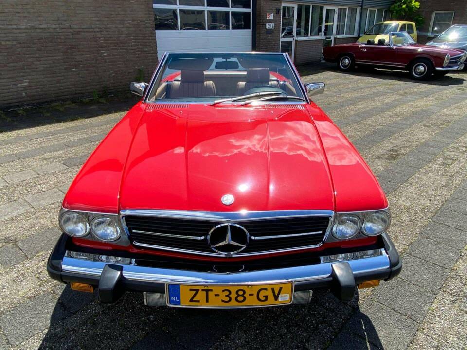 Immagine 2/50 di Mercedes-Benz 380 SL (1984)