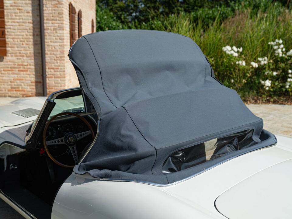 Bild 37/50 von Jaguar E-Type (1968)