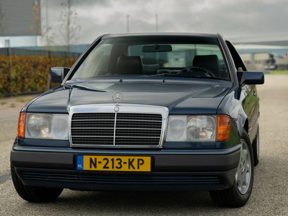 Bild 42/79 von Mercedes-Benz 200 CE (1993)