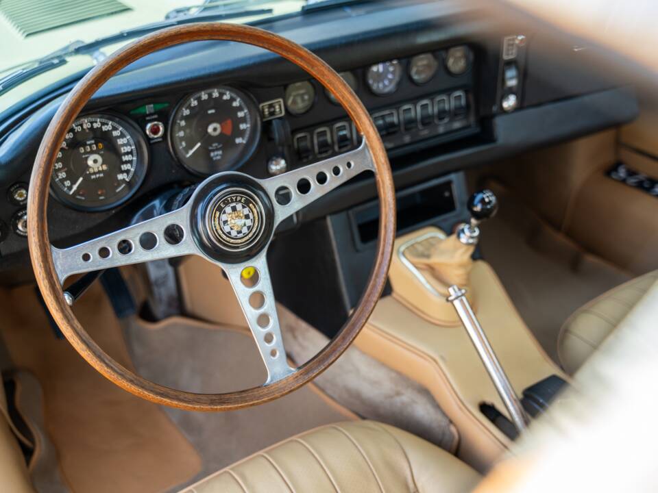 Image 27/78 de Jaguar E-Type (1969)