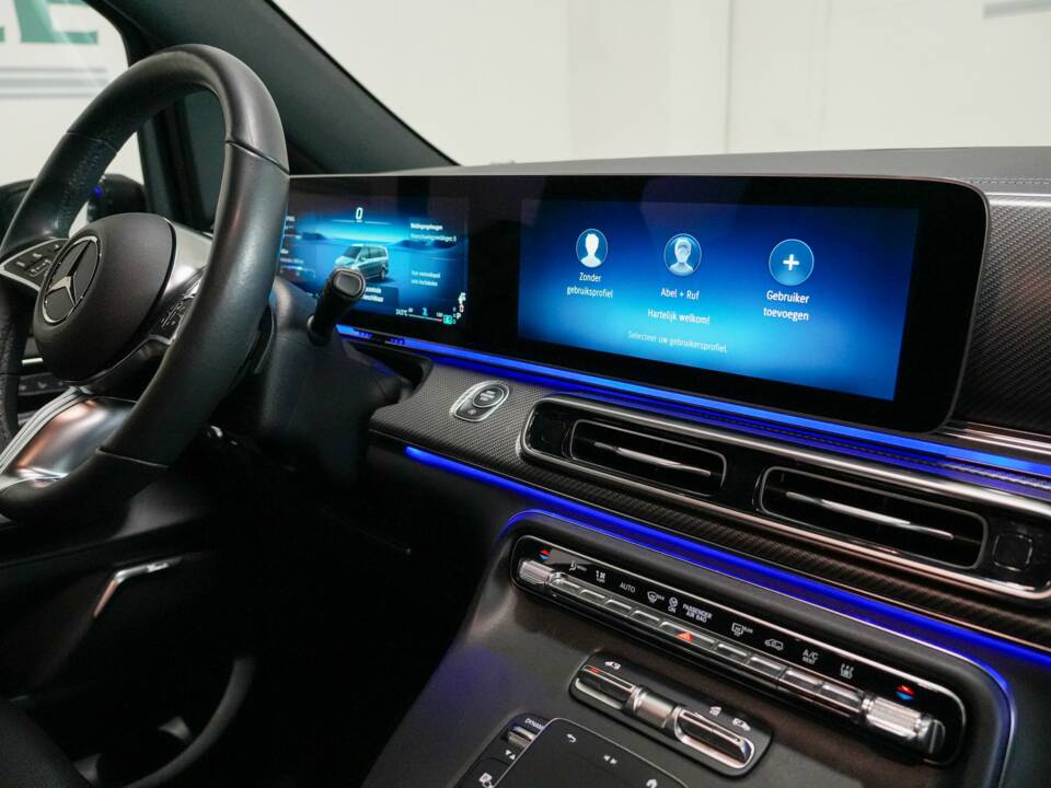 Image 18/35 of Mercedes-Benz V 300 d 4MATIC (2025)