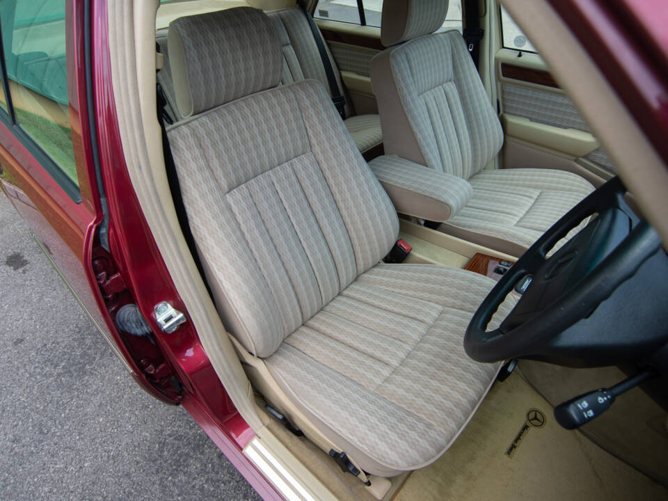 Bild 10/23 von Mercedes-Benz 200 E-16 (1993)