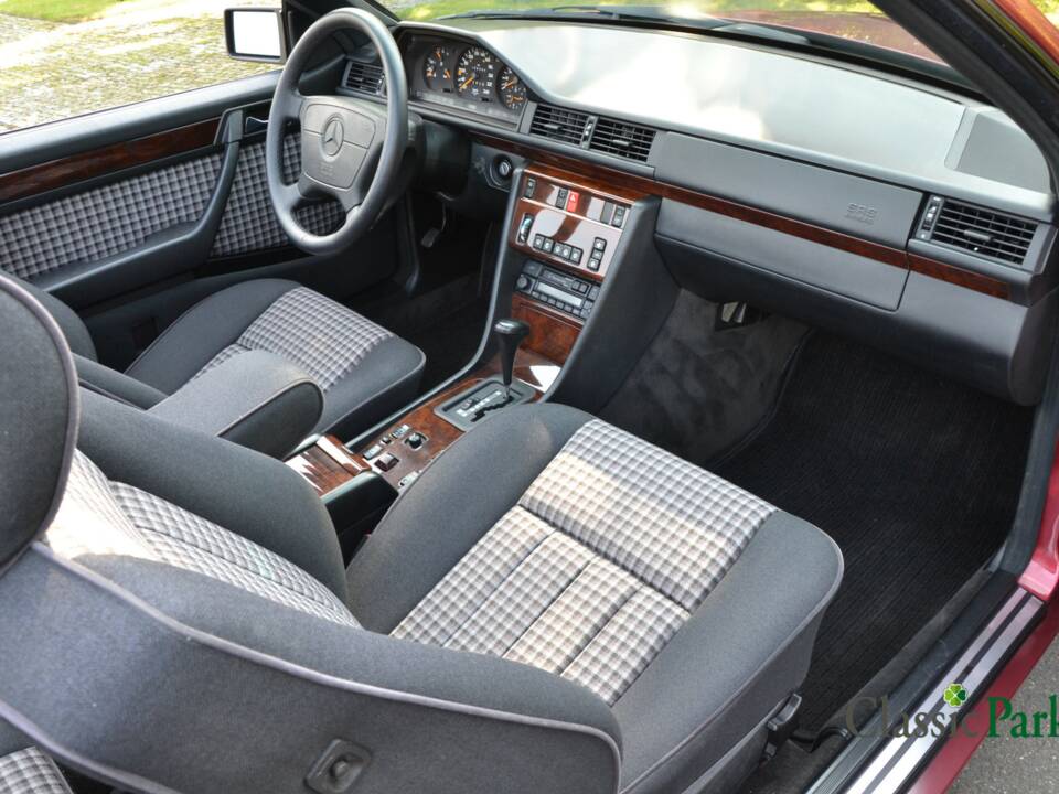 Bild 31/50 von Mercedes-Benz E 200 (1994)