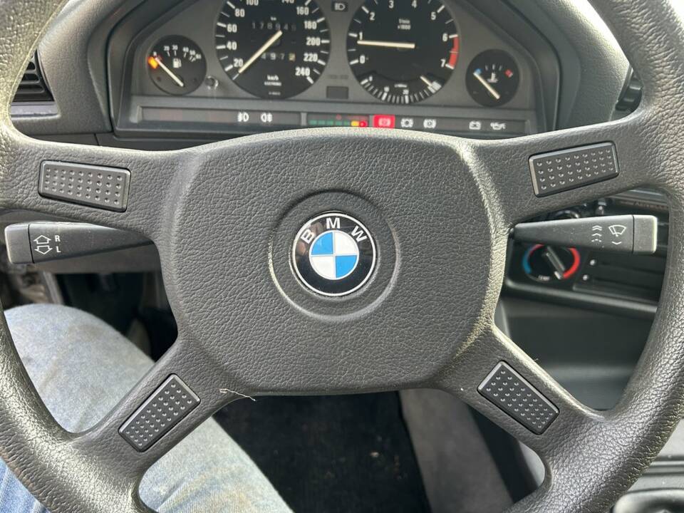 Image 8/8 of BMW 318i Touring (1993)
