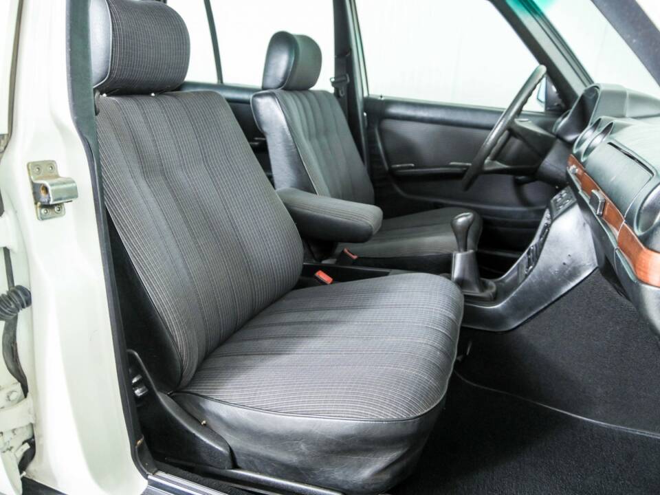 Image 32/50 of Mercedes-Benz 230 TE (1984)