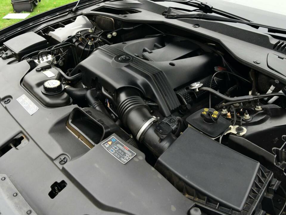 Image 32/50 of Jaguar XJ 8 4.2 (2008)