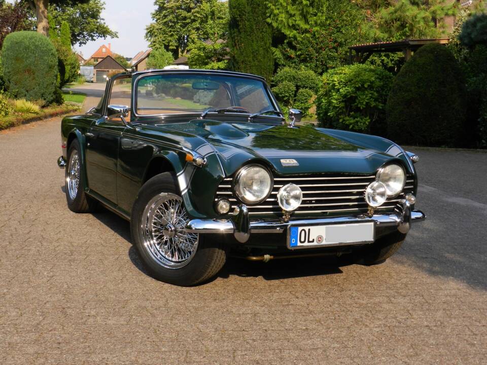 Image 11/66 of Triumph TR 250 (1968)