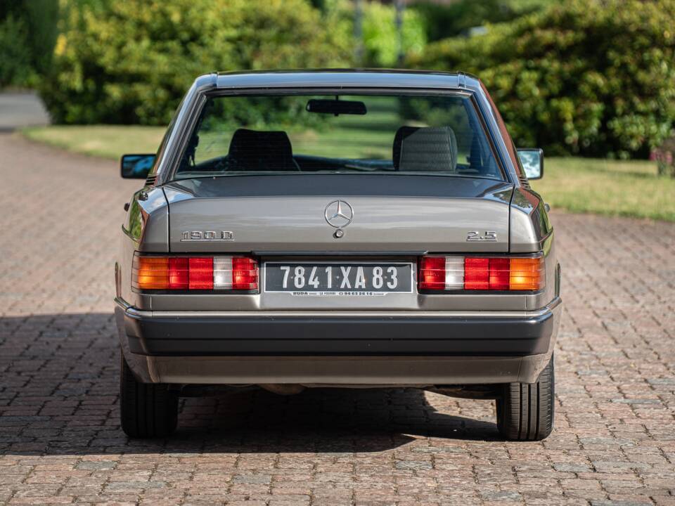Immagine 16/73 di Mercedes-Benz 190 D 2.5 (1990)