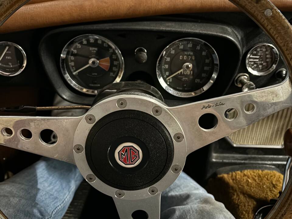 Image 16/28 de MG MGB GT (1966)