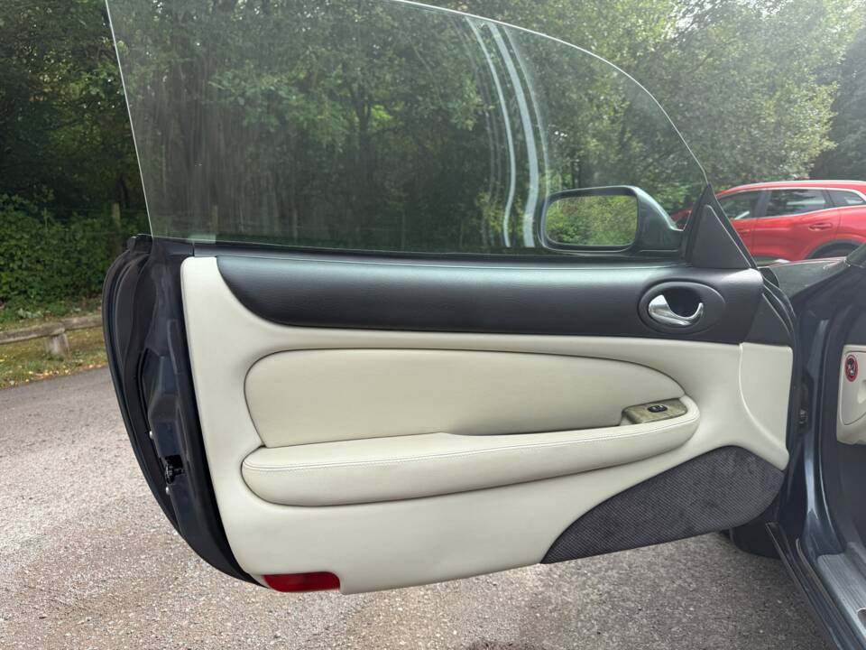 Image 13/23 of Jaguar XK8 4.0 (2001)