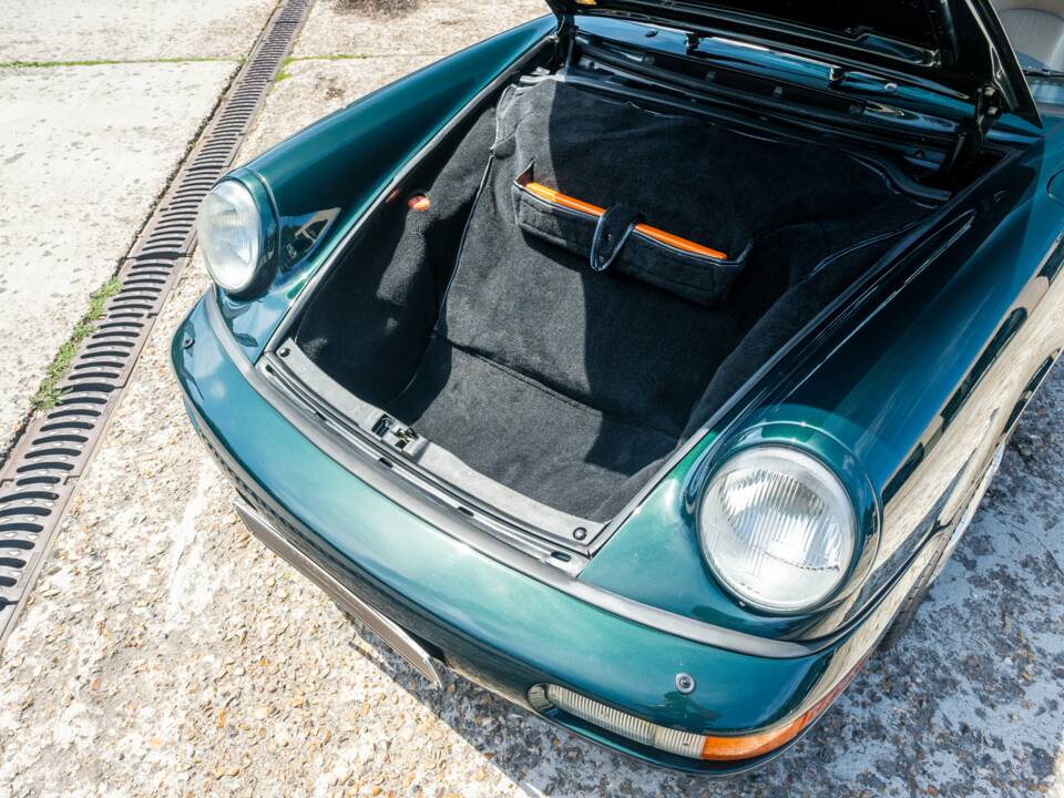 Image 31/35 of Porsche 911 Carrera 2 (1990)