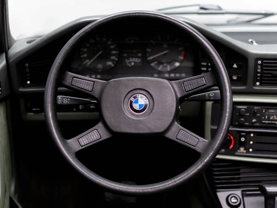 Immagine 25/43 di BMW 528i (1986)