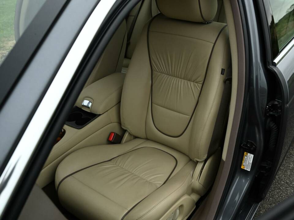 Image 25/50 of Jaguar XJ 8 4.2 (2007)