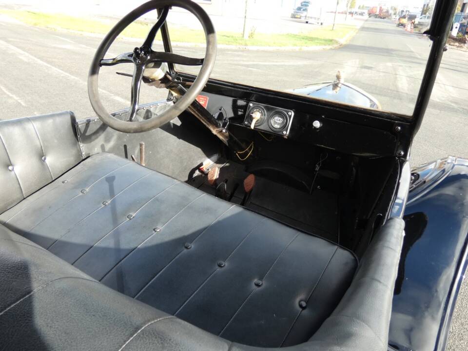 Image 15/41 of Ford Model T Touring (1925)