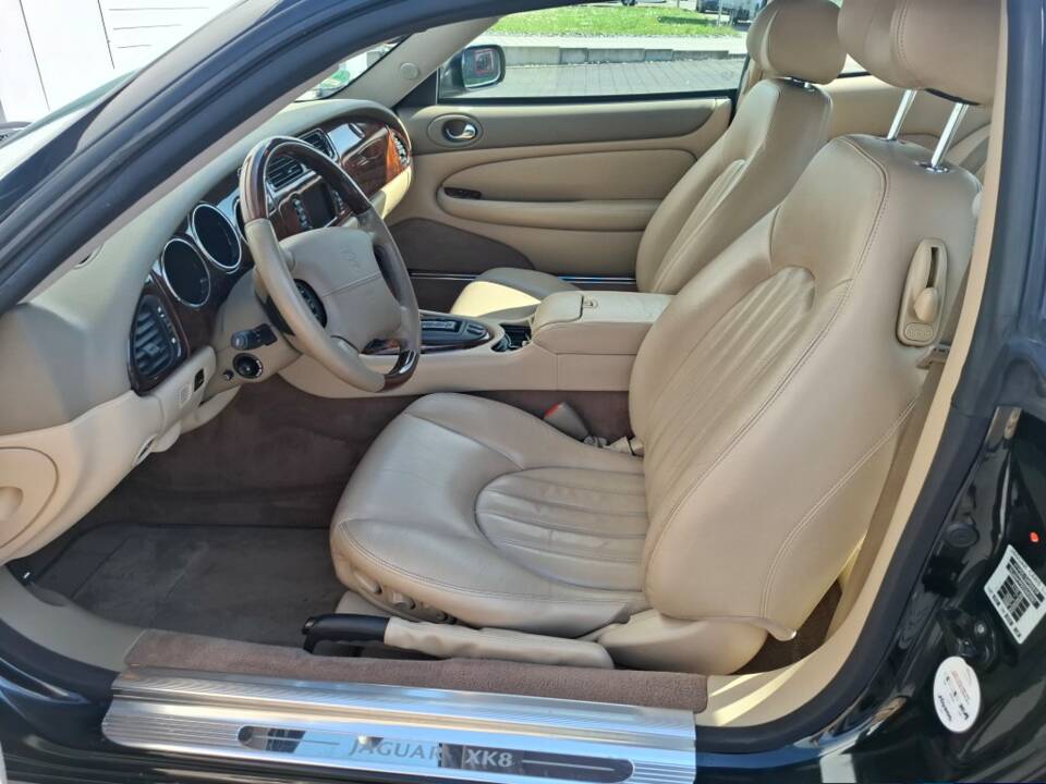 Image 14/23 of Jaguar XK8 4.2 (2005)