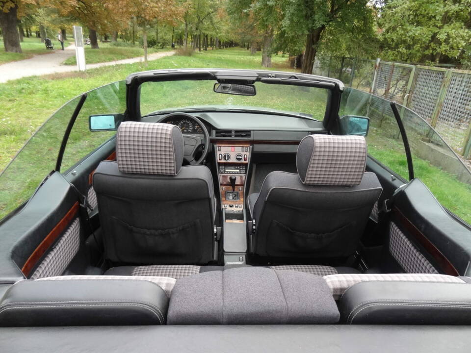 Image 6/6 of Mercedes-Benz E 200 (1994)