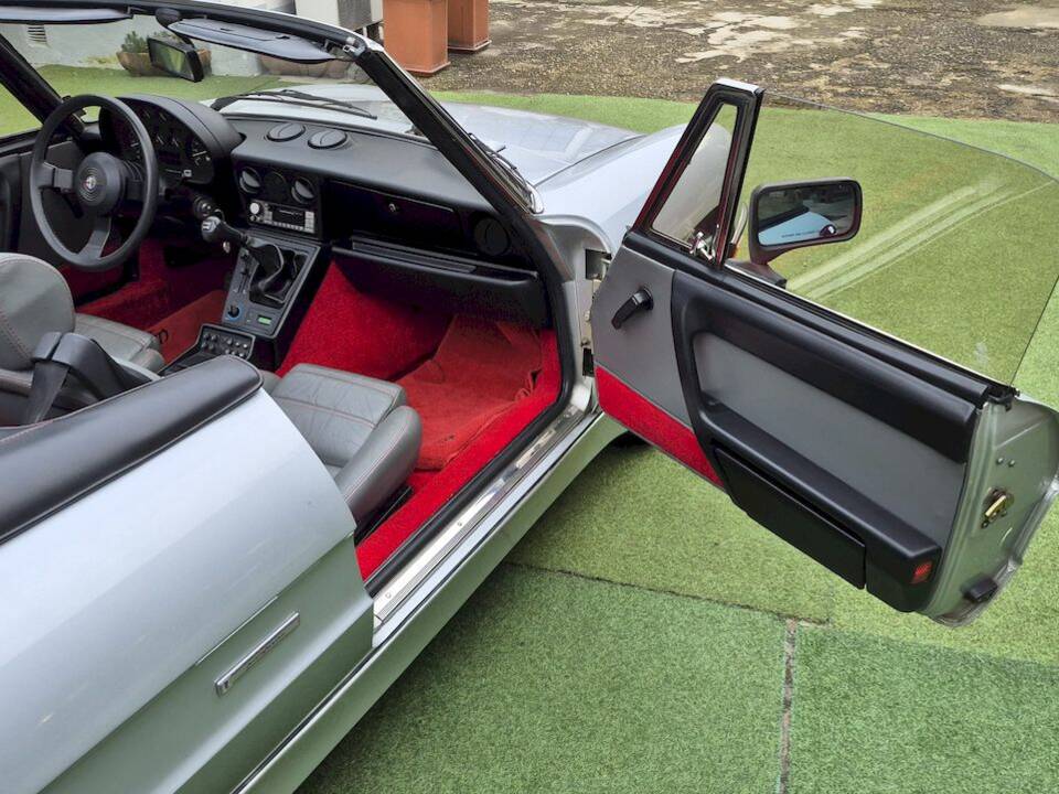 Afbeelding 26/70 van Alfa Romeo 2.0 Spider QV (1987)