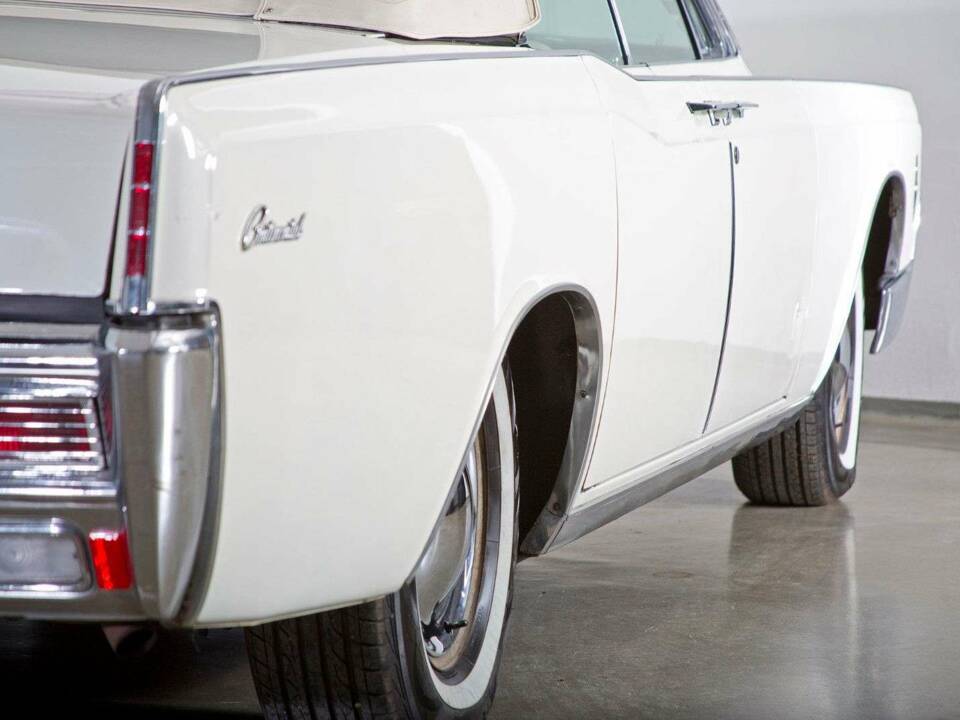 Image 9/20 of Lincoln Continental Convertible (1966)