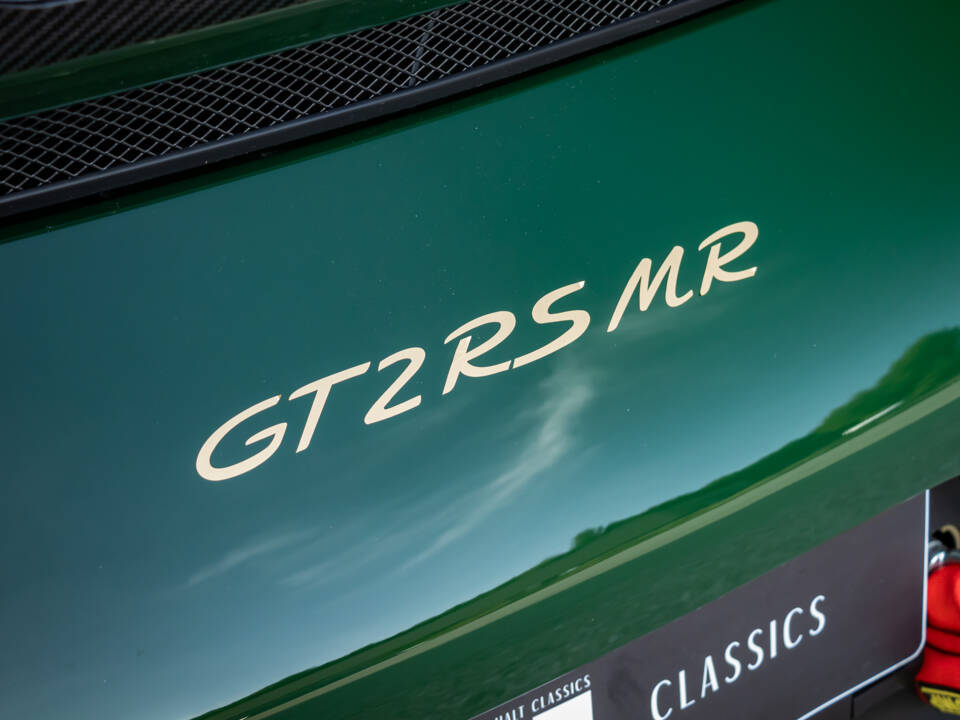Image 22/50 of Porsche 911 GT2 RS Weissach (2018)
