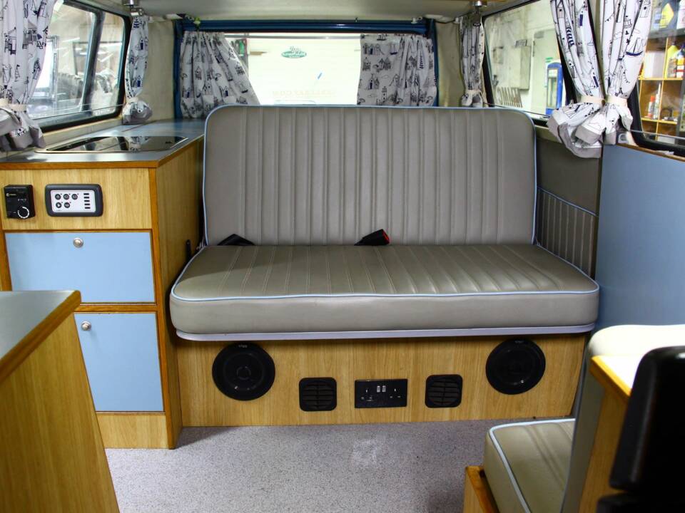 Image 29/33 of Volkswagen T2a minibus (1970)