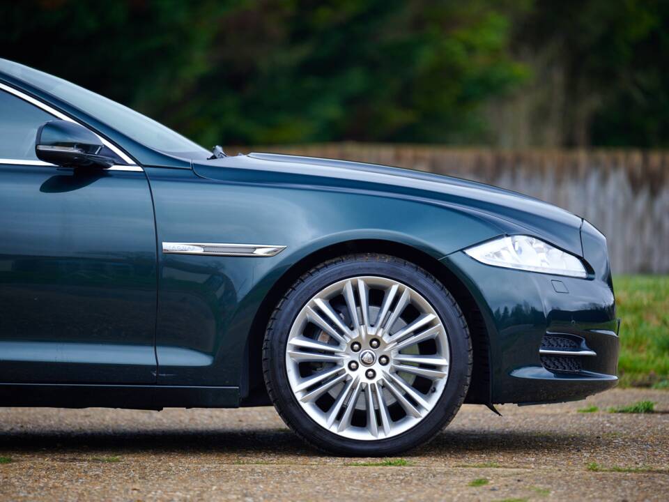 Image 19/50 of Jaguar XJ 5.0 (2010)