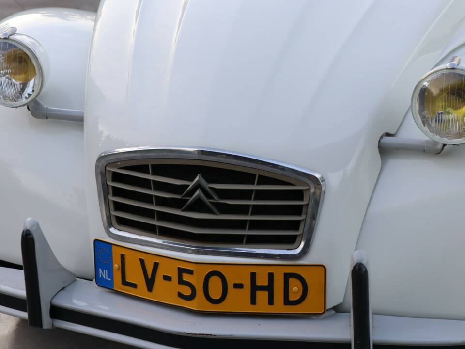 Image 8/50 of Citroën 2 CV 6 (1985)