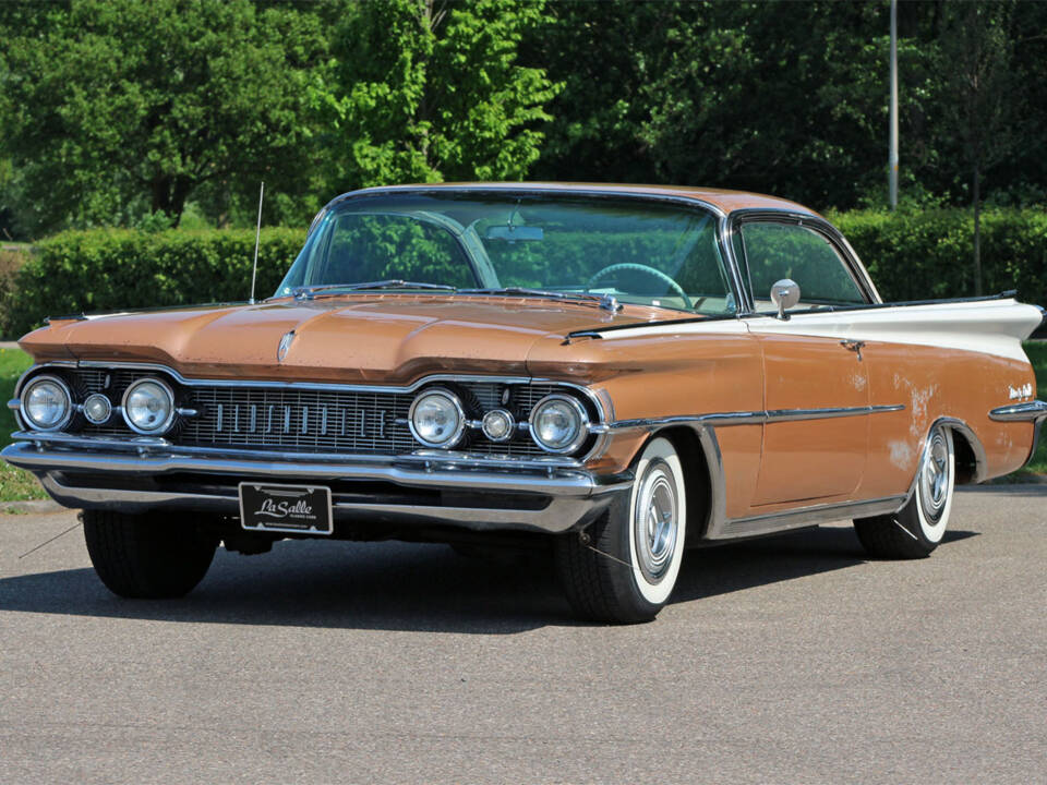 Image 2/30 of Oldsmobile 98 Holiday SceniCoupe (1959)