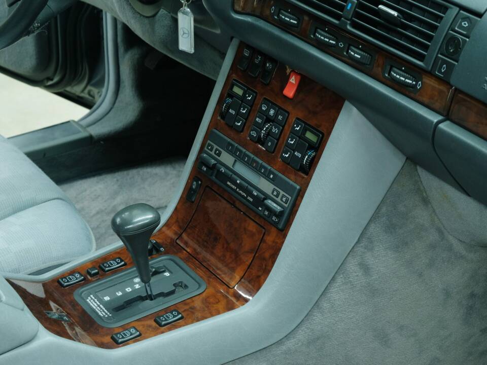 Bild 32/50 von Mercedes-Benz 300 SE (1992)