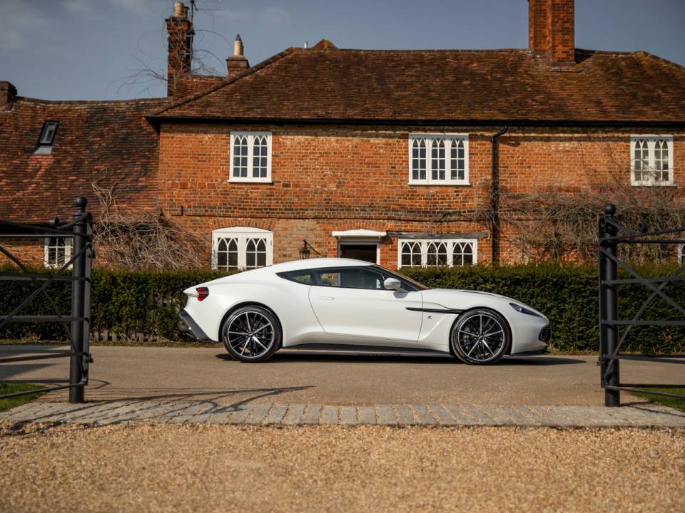 Image 2/50 de Aston Martin Vanquish Zagato (2017)