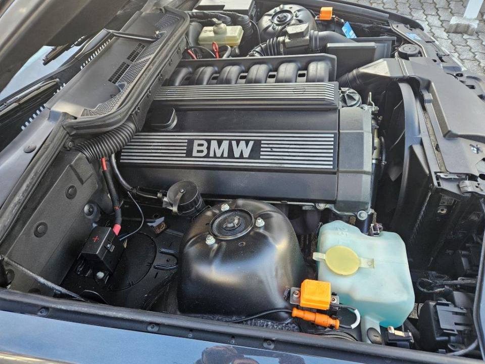 Image 8/17 of BMW 325i (1992)