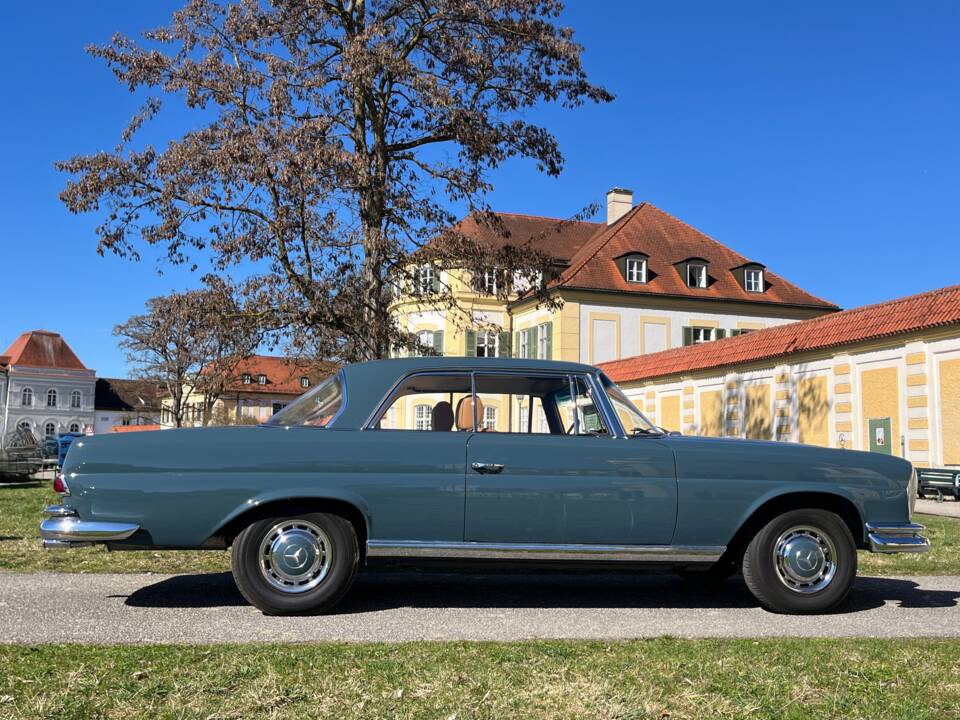Imagen 9/65 de Mercedes-Benz 220 SE b (1961)