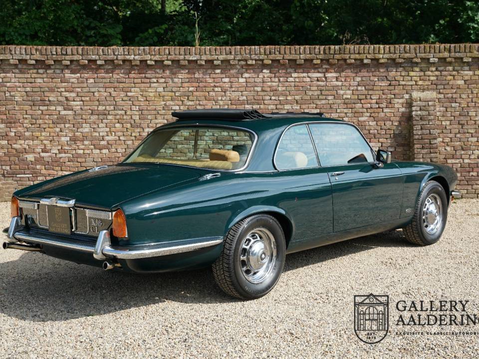 Immagine 32/50 di Jaguar XJ 6 L 4.2 (1975)