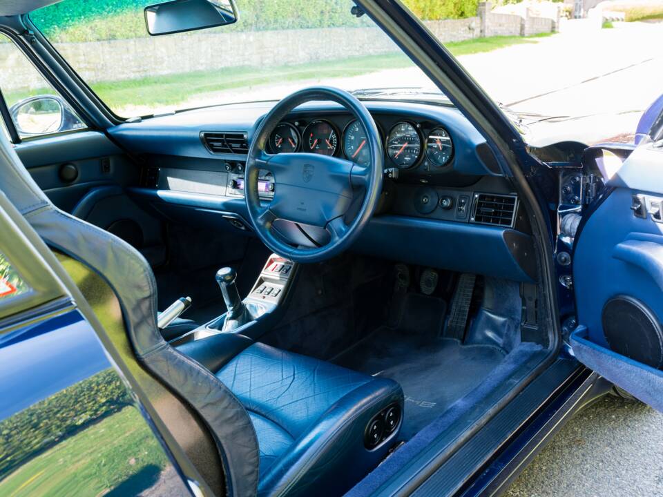 Image 25/52 of Porsche 911 Carrera 4 (1997)