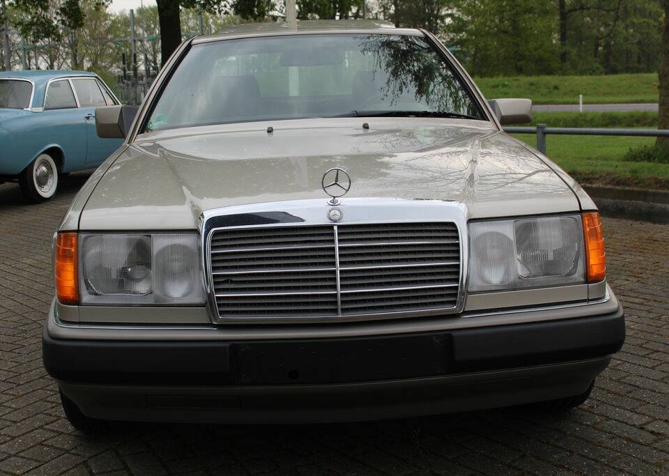 Bild 4/8 von Mercedes-Benz 230 CE (1991)