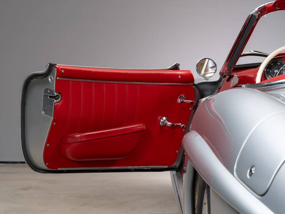 Image 31/47 of Mercedes-Benz 300 SL Roadster (1963)