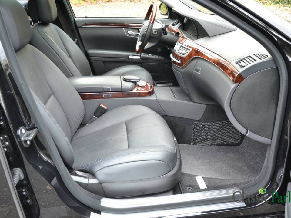 Image 25/50 of Mercedes-Benz S 500 (2006)