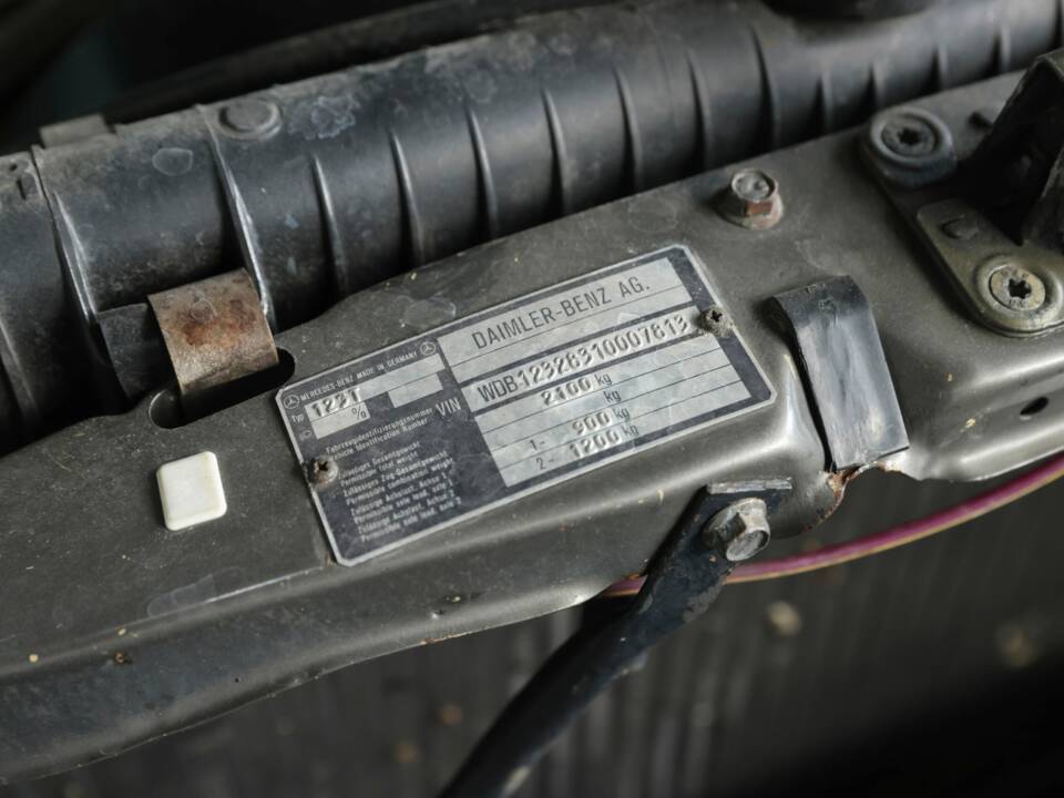 Image 40/49 of Mercedes-Benz 230 TE (1981)