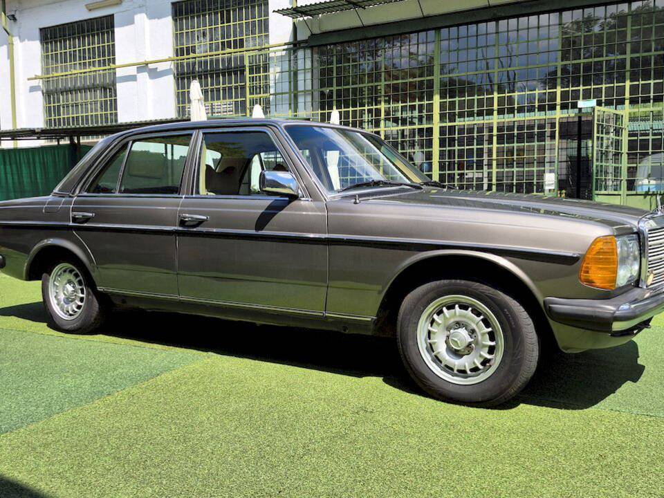 Image 11/71 of Mercedes-Benz 240 D (1980)