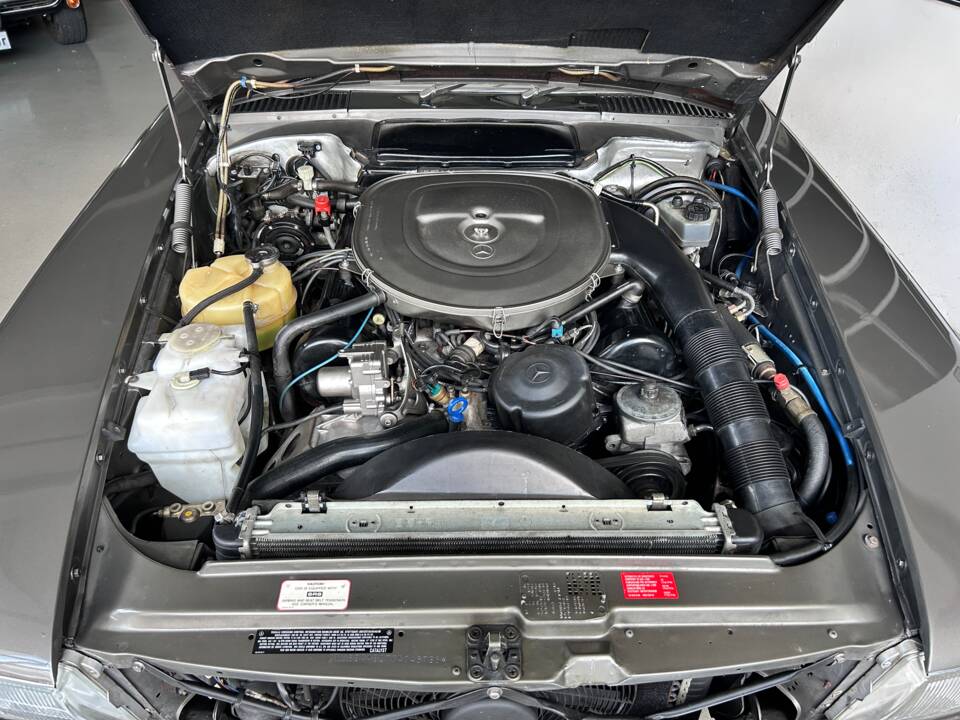 Image 17/37 of Mercedes-Benz 560 SL (1986)