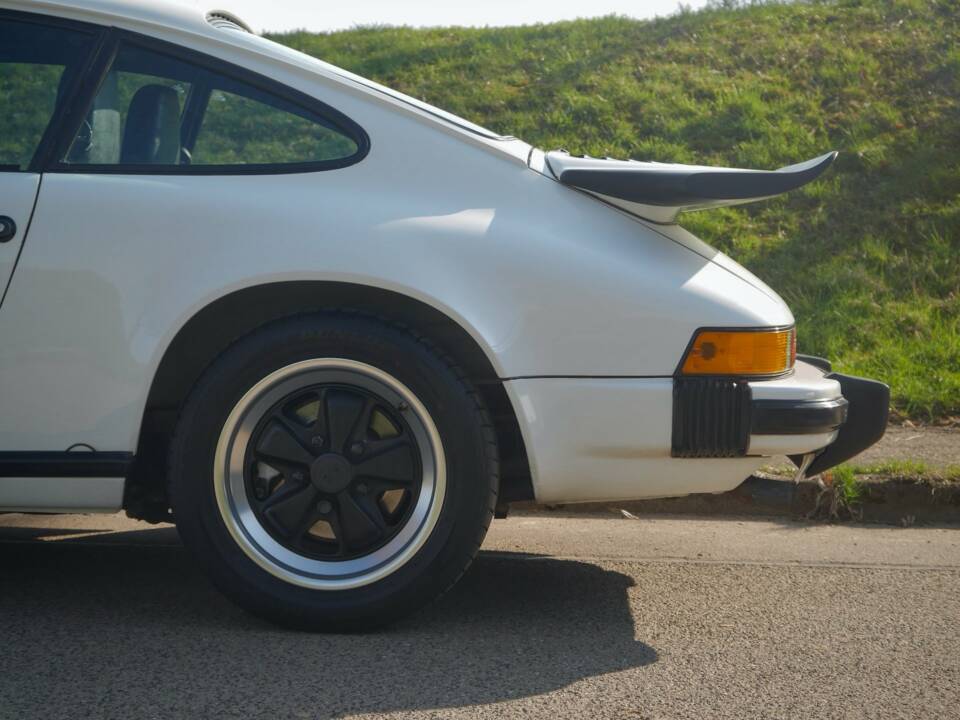 Bild 8/23 von Porsche 911 Carrera 3.2 (1985)