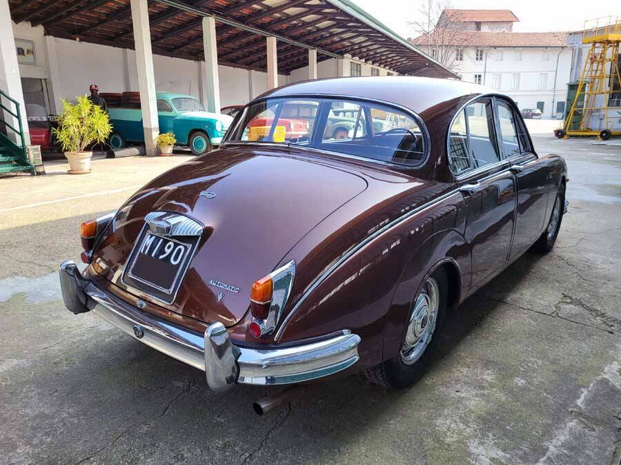 Image 10/42 of Jaguar Mk II 2.4 (1964)