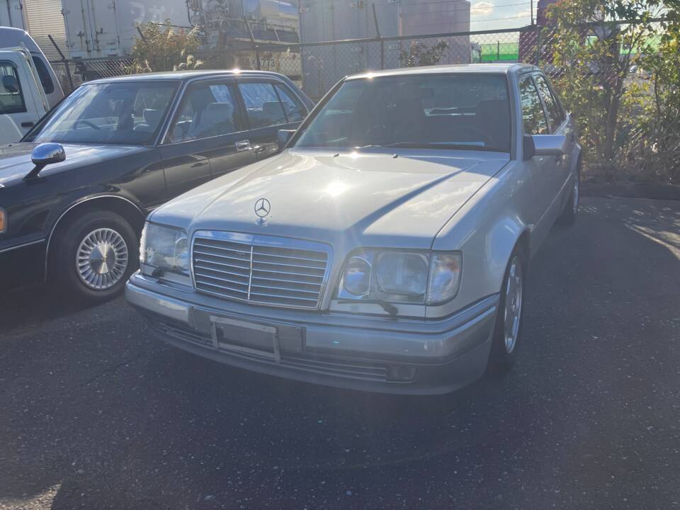 Immagine 3/44 di Mercedes-Benz E 500 (1993)