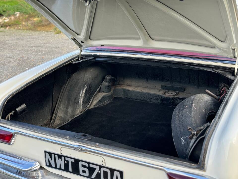 Image 114/132 of Mercedes-Benz 220 SE b (1963)