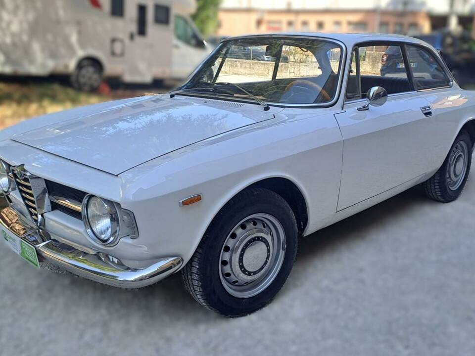 Image 1/39 of Alfa Romeo Giulia GT 1300 Junior (1970)