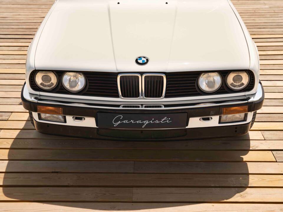 Image 11/70 of BMW 320i (1990)