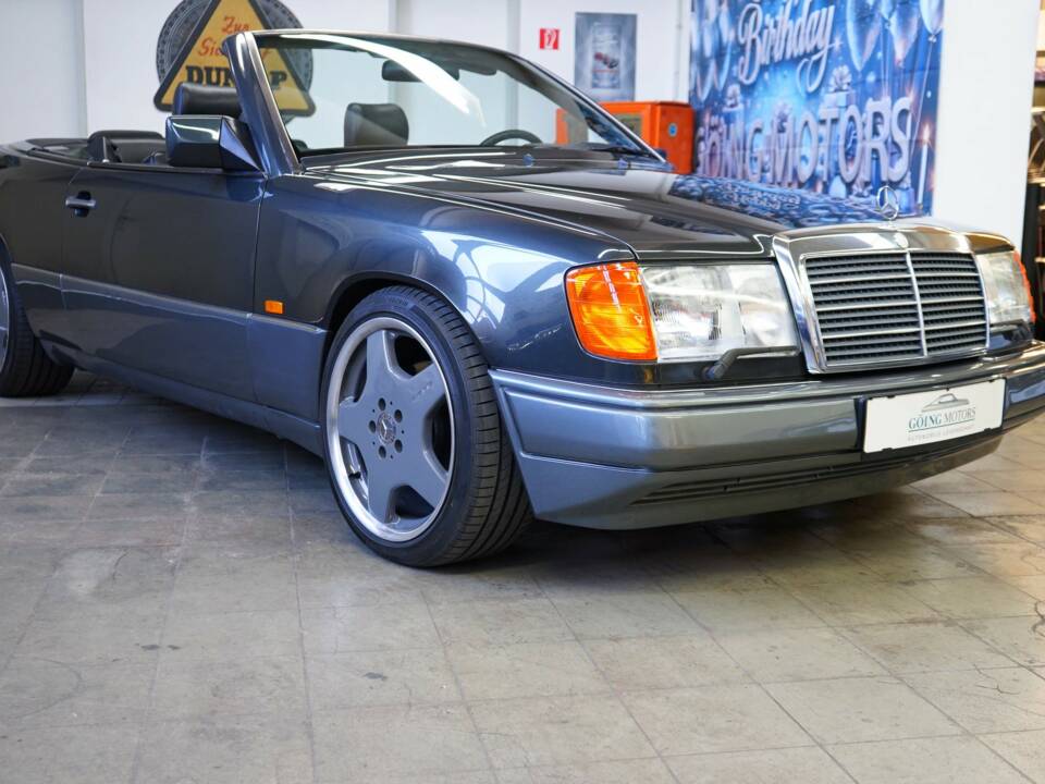 Immagine 2/30 di Mercedes-Benz 320 CE (1993)