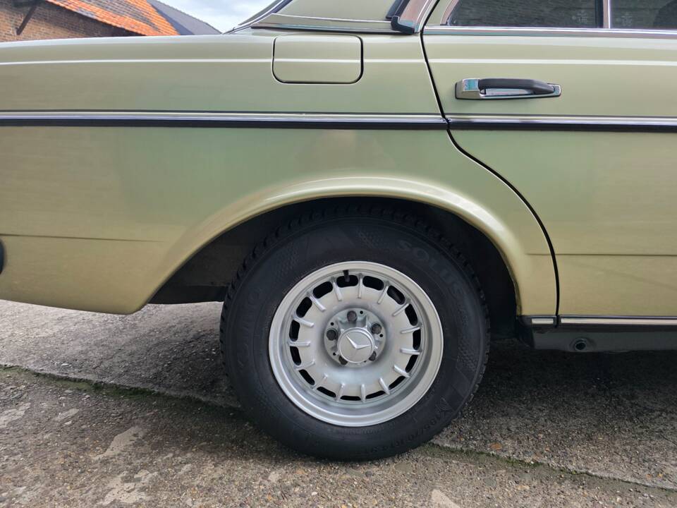 Image 23/73 of Mercedes-Benz 230 E (1985)