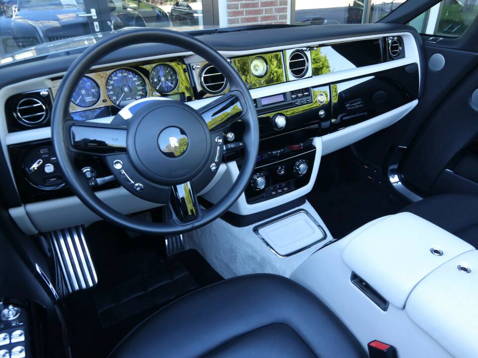 Image 44/50 of Rolls-Royce Phantom DHC (2009)