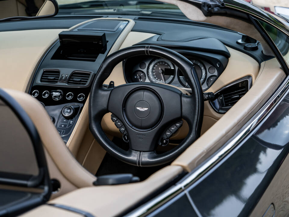 Image 20/35 of Aston Martin Vanquish (2017)